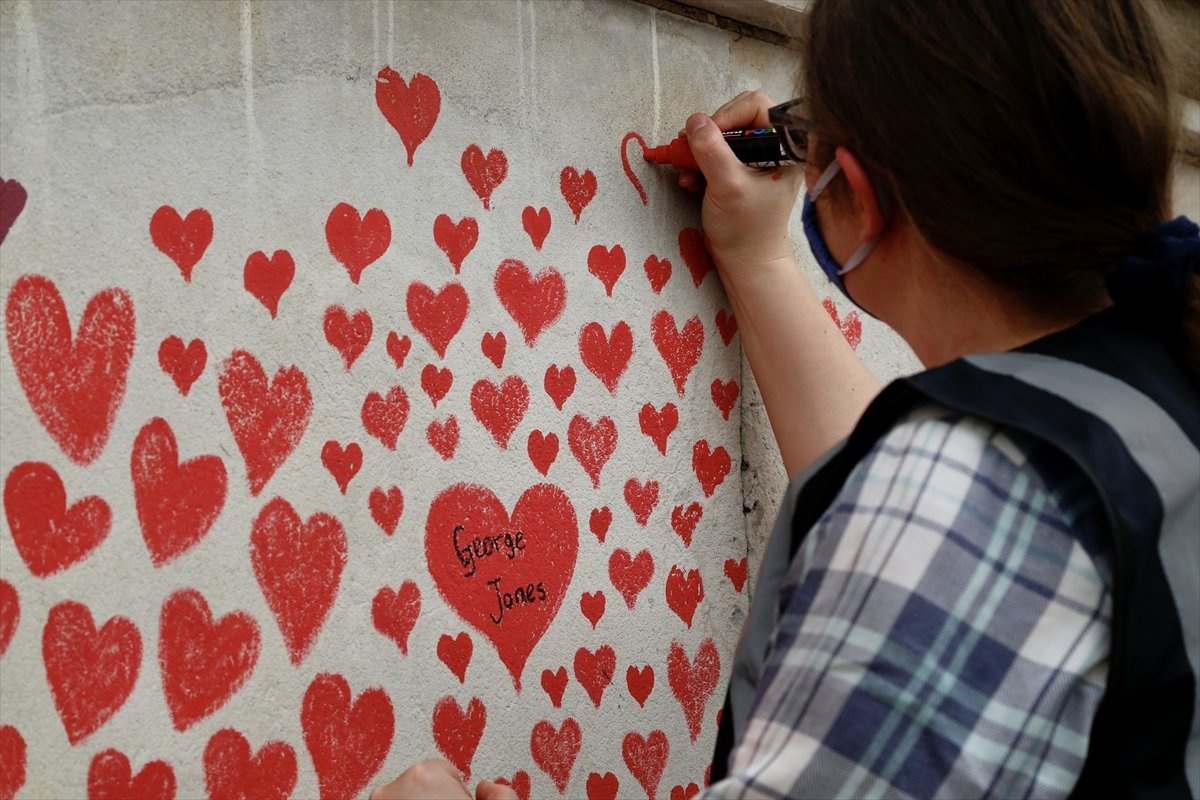 150,000 hearts drawn for those who died from coronavirus in England #4