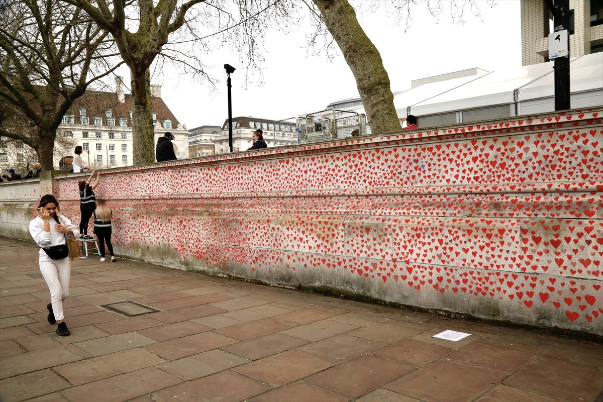 150,000 hearts drawn for those who died from coronavirus in England #2