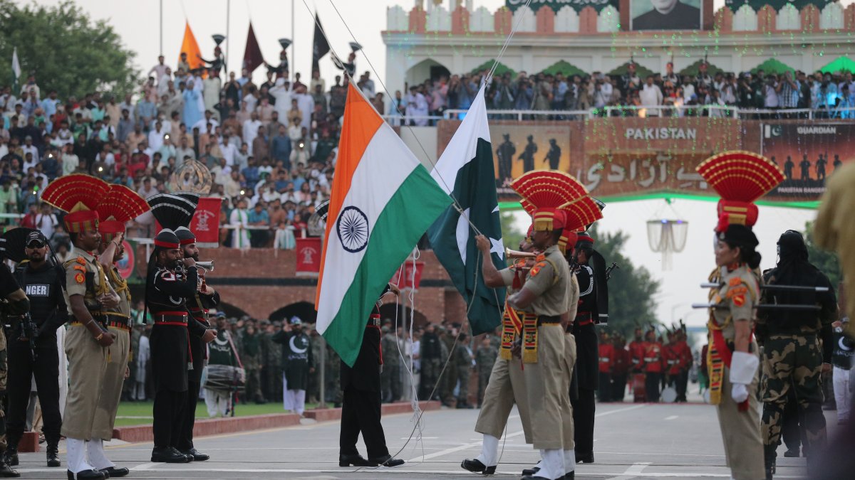 Trade resumes between Pakistan and India