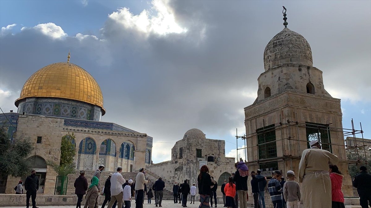 Fanatic Jews raid Masjid al-Aqsa on Passover