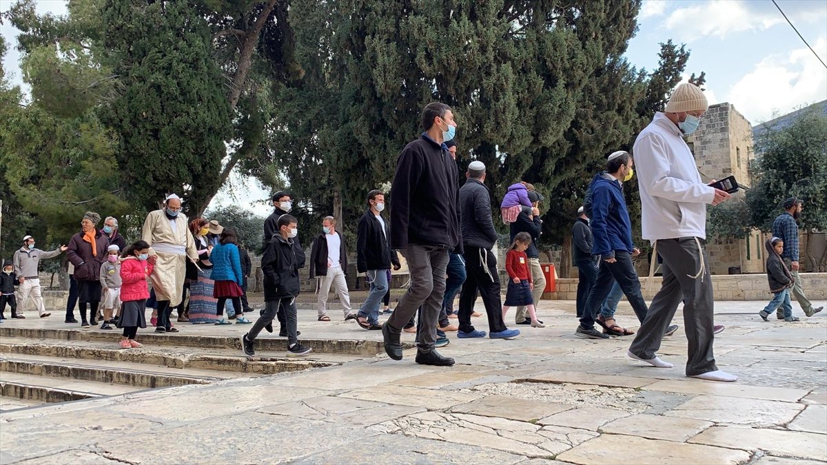 Fanatic Jews raid Al-Aqsa Mosque on Passover #2