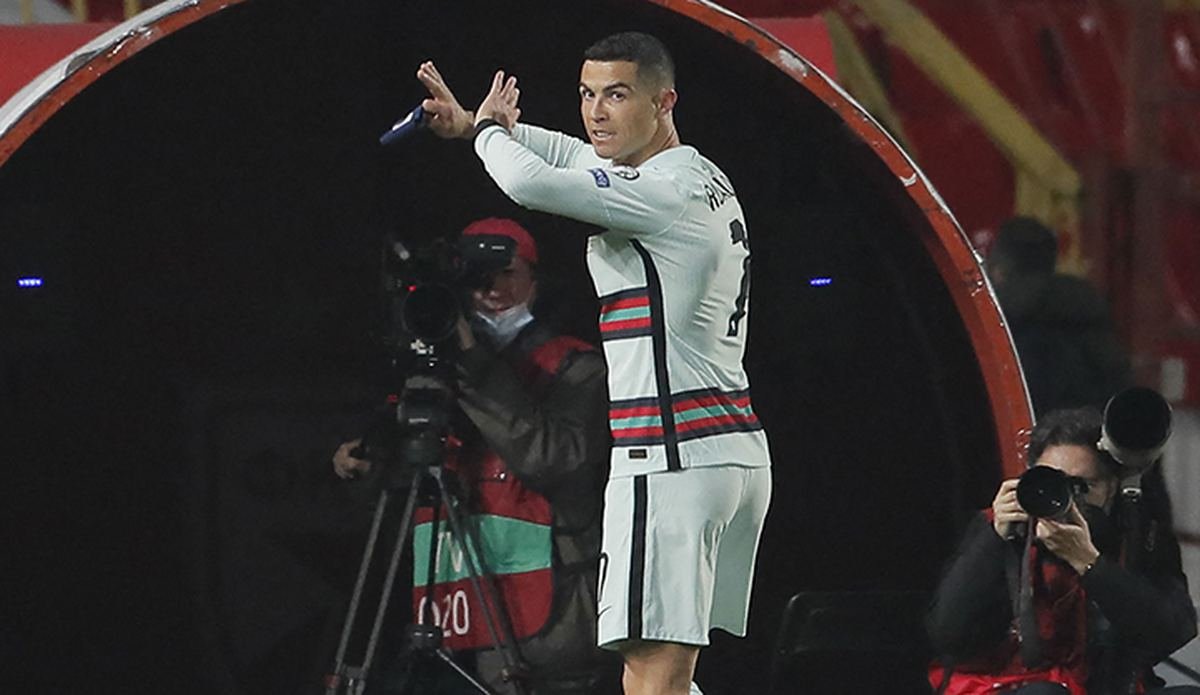 Ronaldo'nun yere fırlattığı pazuband satışa çıkarılıyor