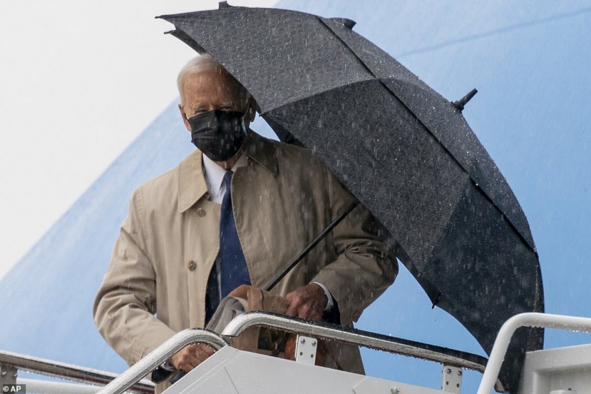 Joe Biden in danger of falling while boarding a plane #2