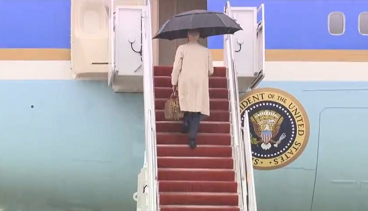 Joe Biden in danger of falling while boarding a plane #1