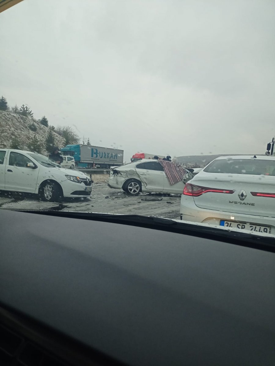 İstanbul-Ankara yolunda zincirleme trafik kazası