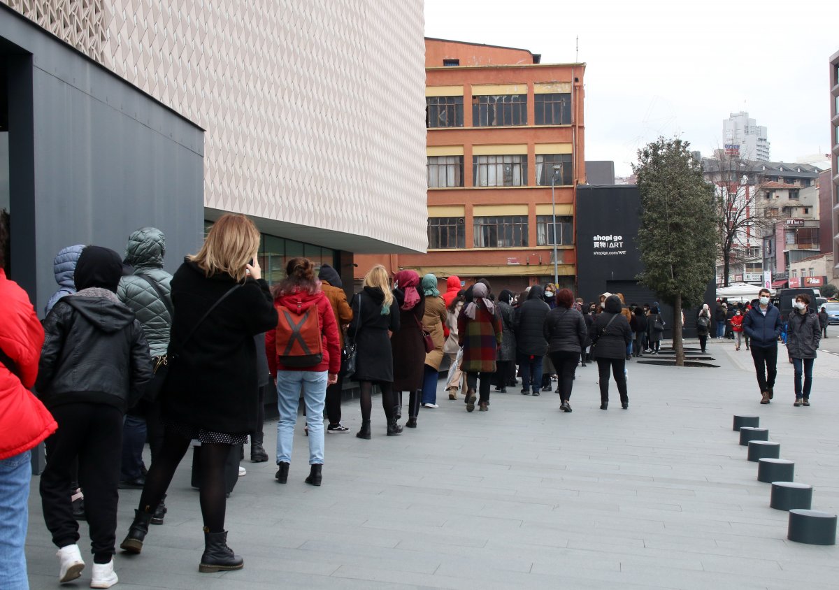 İstanbul’da sergiye girmek için saatlerce kuyrukta beklediler