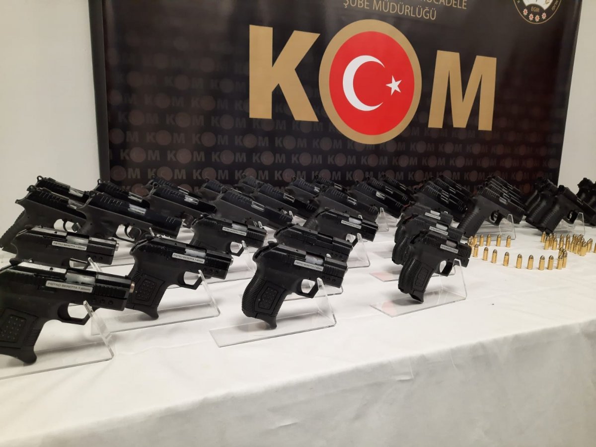 İzmir’de yasa dışı silah ticaretine polis baskını