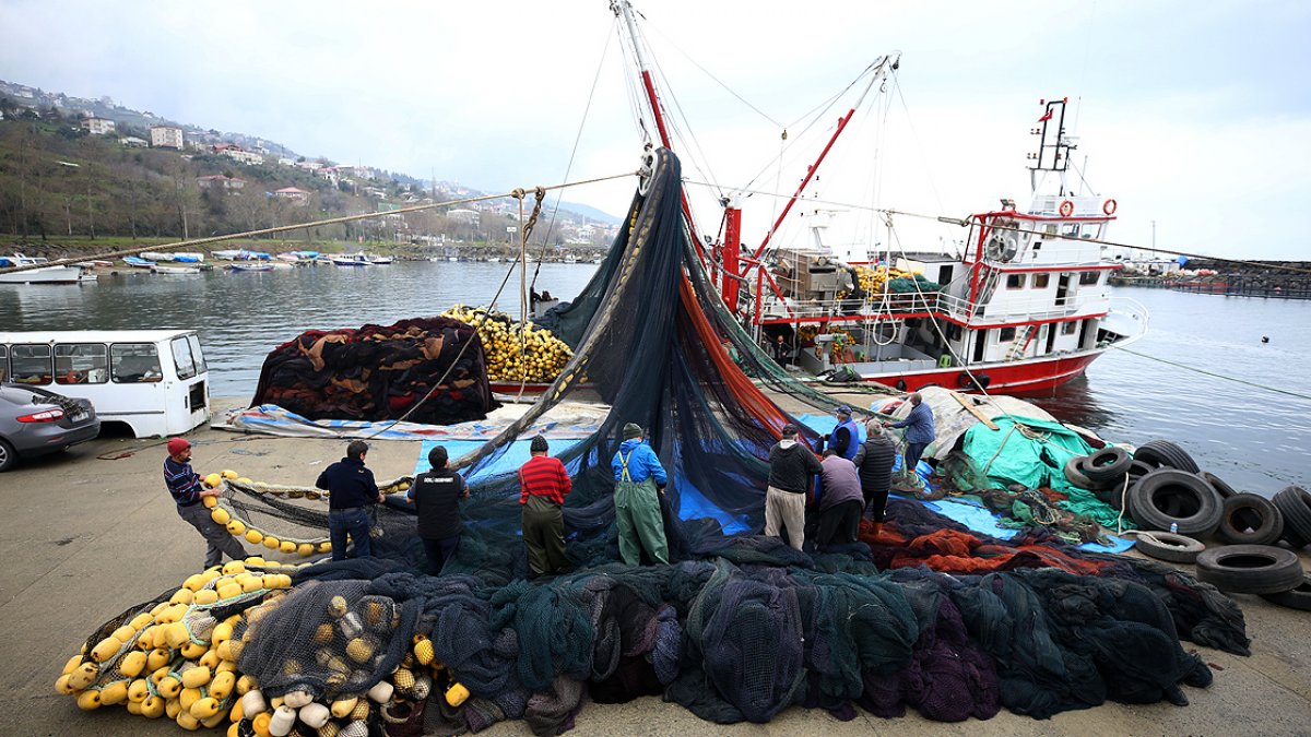 Doğu Karadenizli balıkçılar ağlarını topluyor