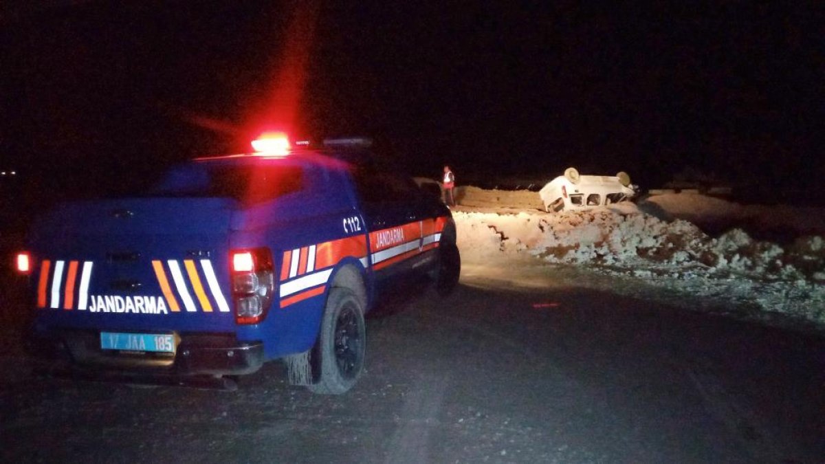 Tekirdağ'da, otoyol inşaatına giren araç takla attı