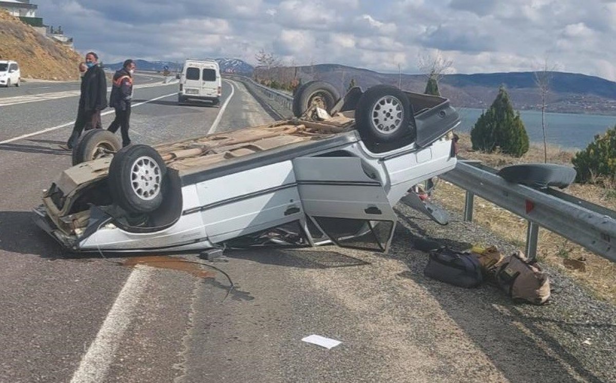 Elazığ’da kamyonla çarpışan otomobil ters döndü