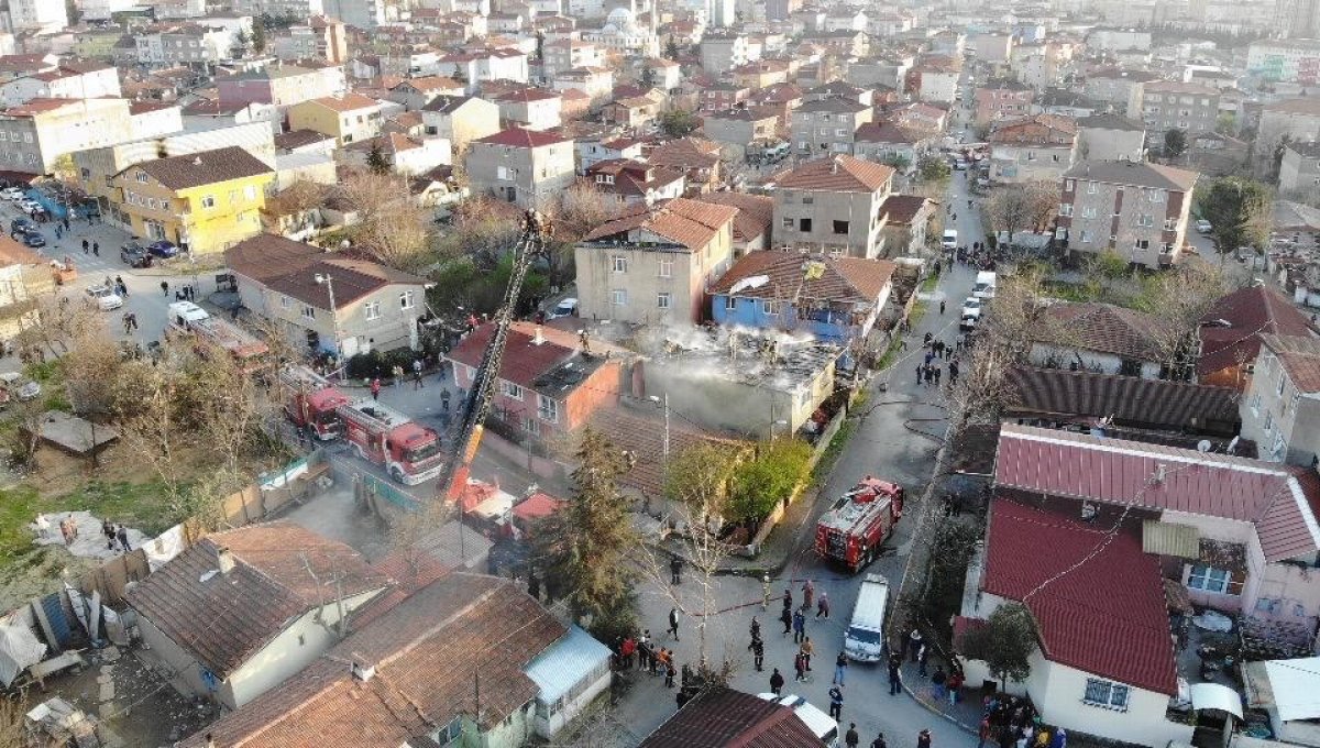 İstanbul'da çatıları saran alevler, mahalleliyi sokağa döktü