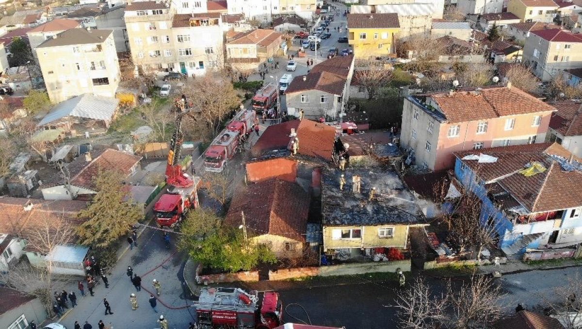 İstanbul'da çatıları saran alevler, mahalleliyi sokağa döktü