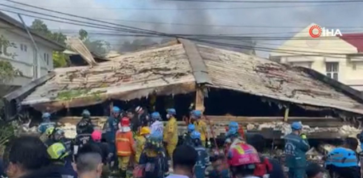 Tayland'da yanan bina çöktü