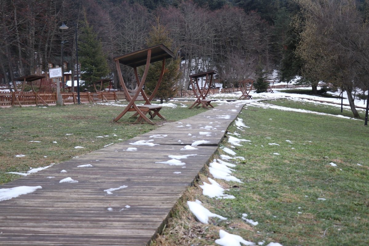 Koronavirüs kısıtlamaları Gölcük Tabiat Parkını boş bıraktı