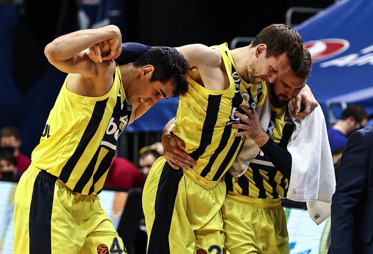 Fenerbahçe'den Jan Vesely ve Nando De Colo açıklaması