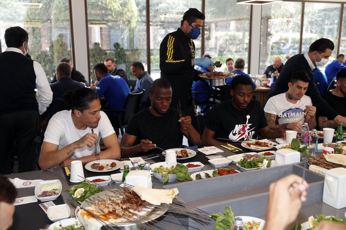 Fenerbahçe takımı barbekü partisi düzenledi