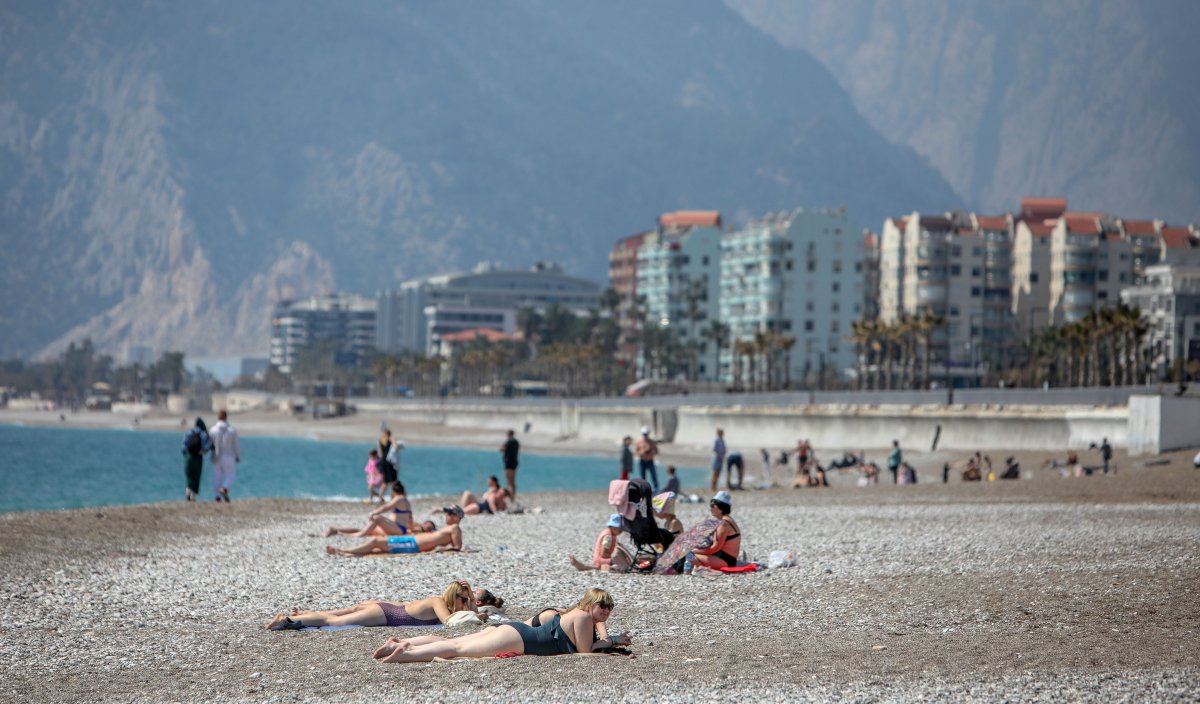 Antalya’da sahiller kısıtlamadan muaf turistlere kaldı