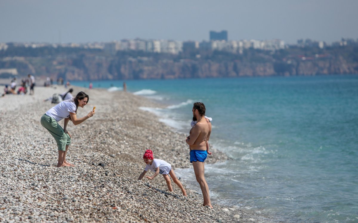 Antalya’da sahiller kısıtlamadan muaf turistlere kaldı