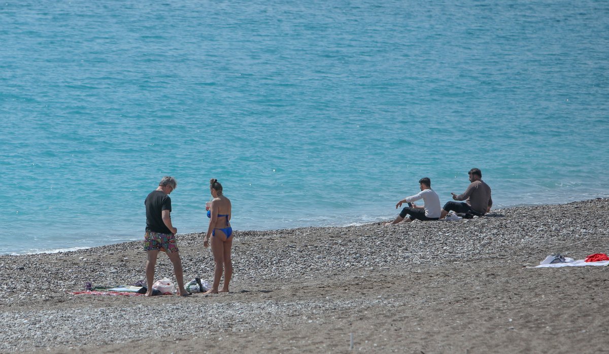 Antalya’da sahiller kısıtlamadan muaf turistlere kaldı