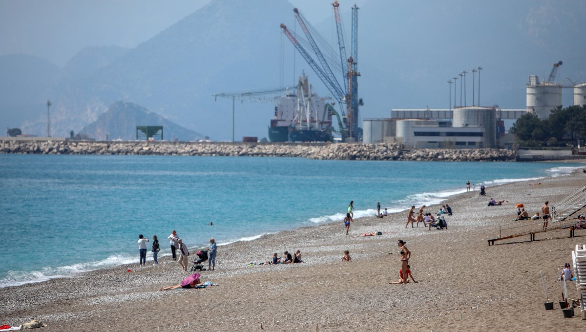 Antalya’da sahiller kısıtlamadan muaf turistlere kaldı