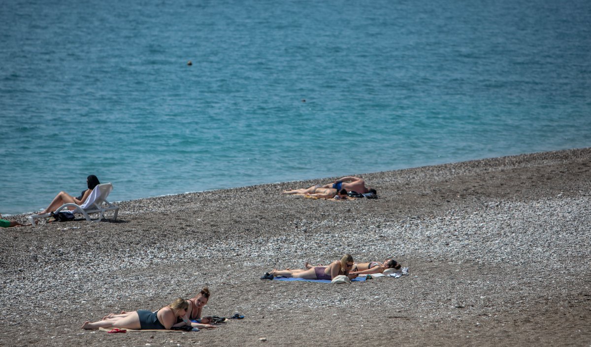 Antalya’da sahiller kısıtlamadan muaf turistlere kaldı