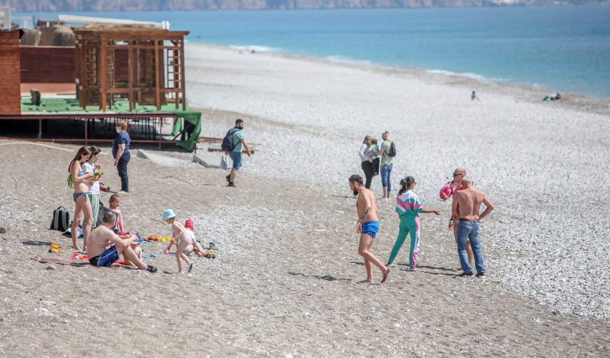 Antalya’da sahiller kısıtlamadan muaf turistlere kaldı