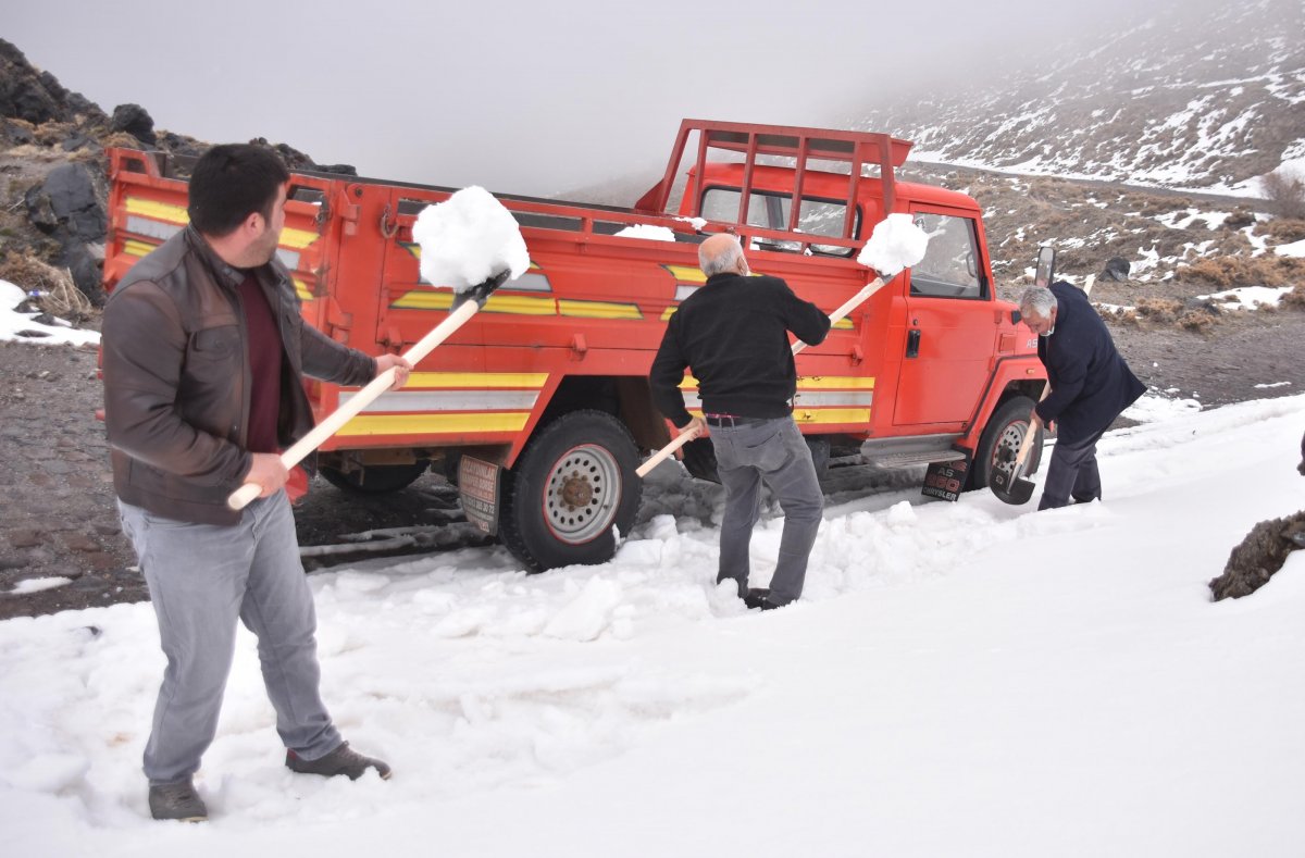 Kayseri'de 400 yıllık kuyular yazın buz gibi su için karla dolduruldu