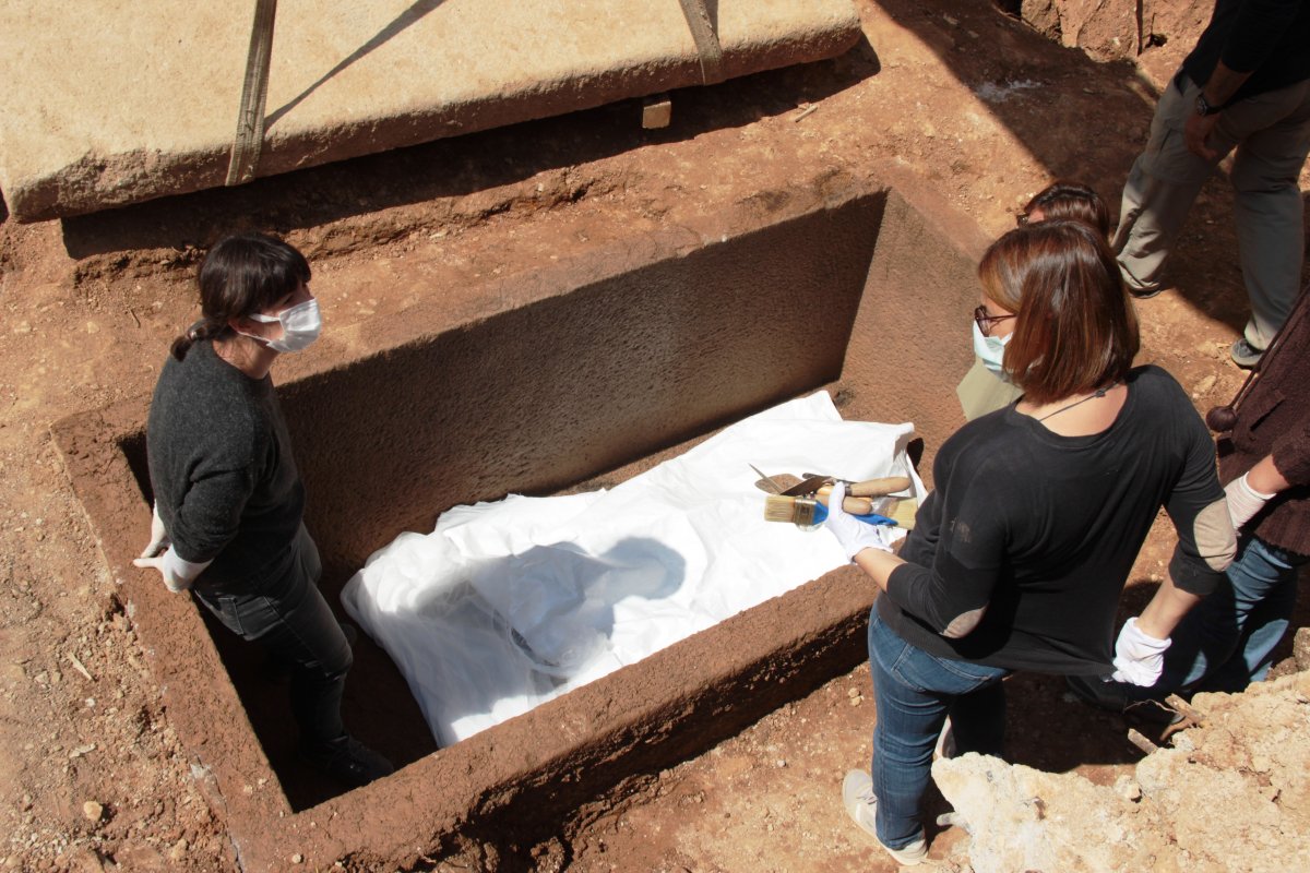 Muğla’da 2400 yıllık lahit mezarın kapağı açıldı