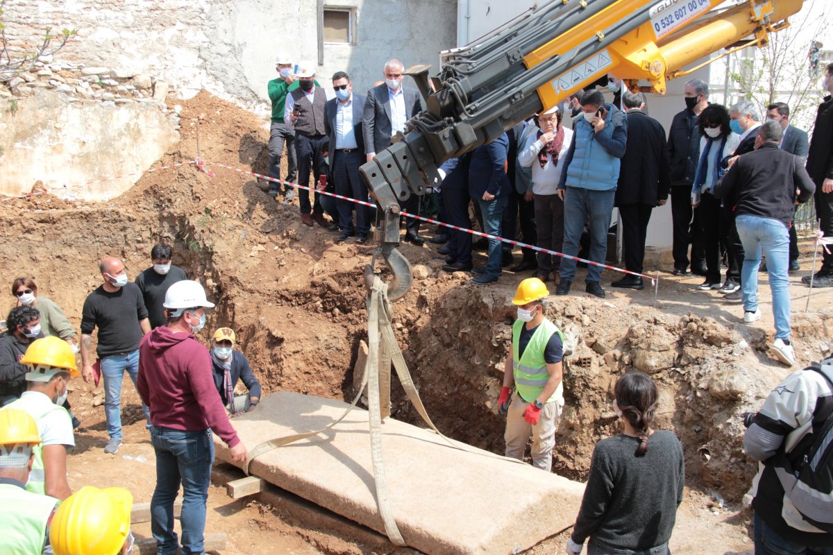 Muğla’da 2400 yıllık lahit mezarın kapağı açıldı