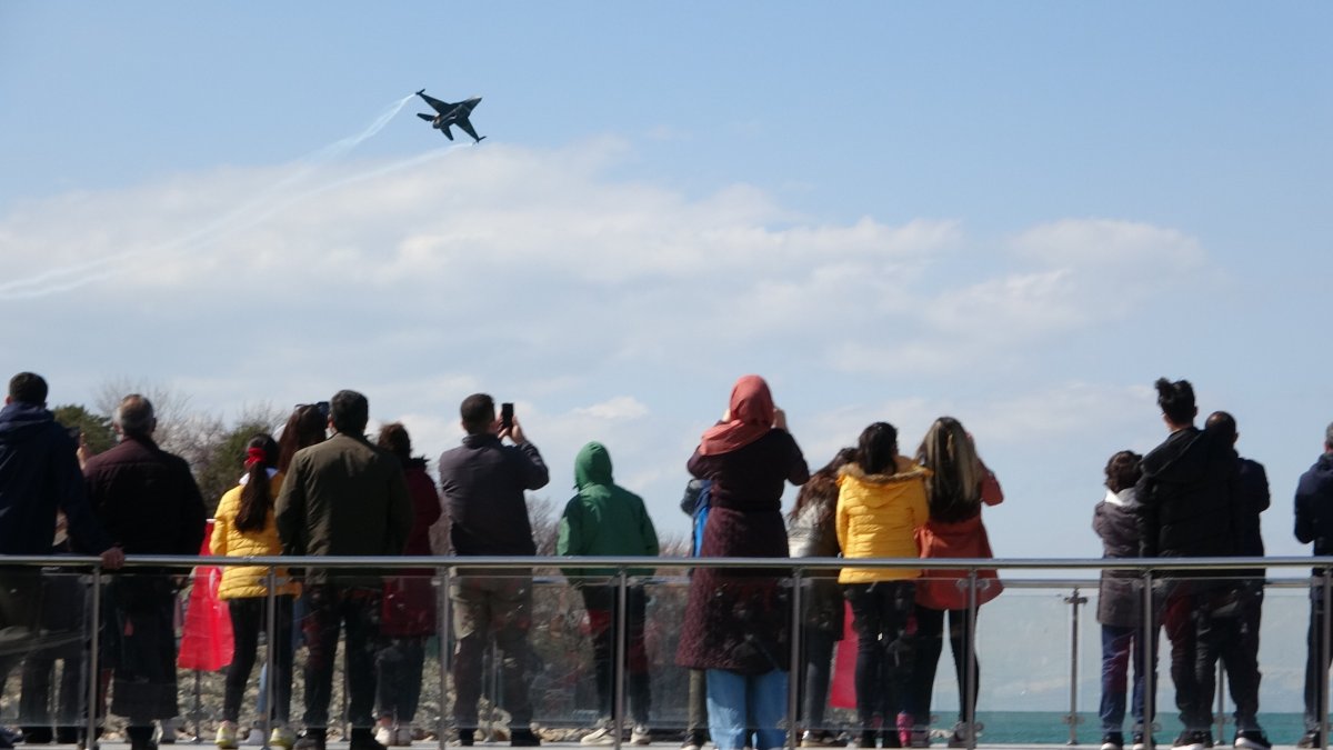 SOLOTÜRK'ten Van semalarında nefes kesen gösteri