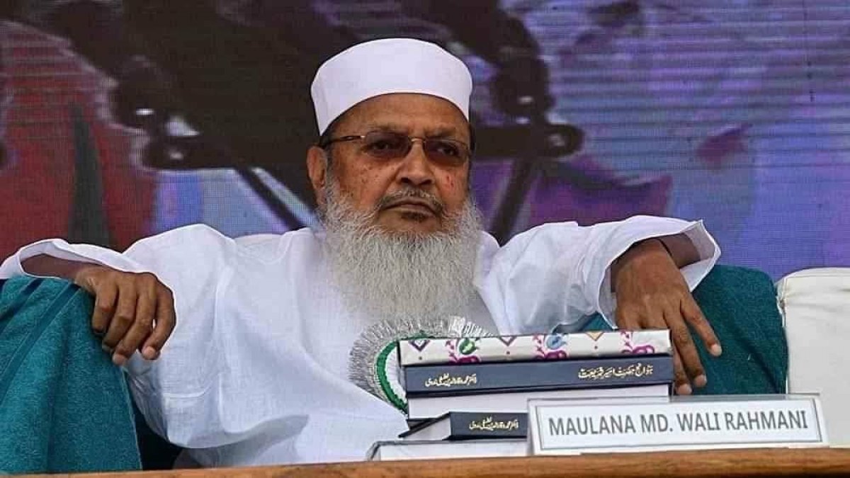 Despite the corona, thousands attended the funeral of an Islamic scholar in India #2