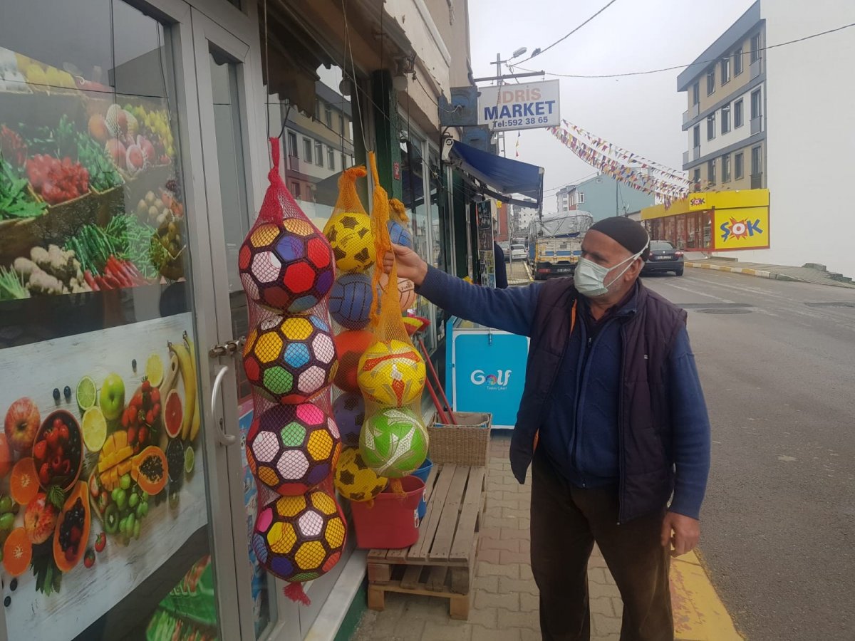 Sultanbeyli’de bakkala gelen 3 hırsız futbol topu çalıp kaçtı