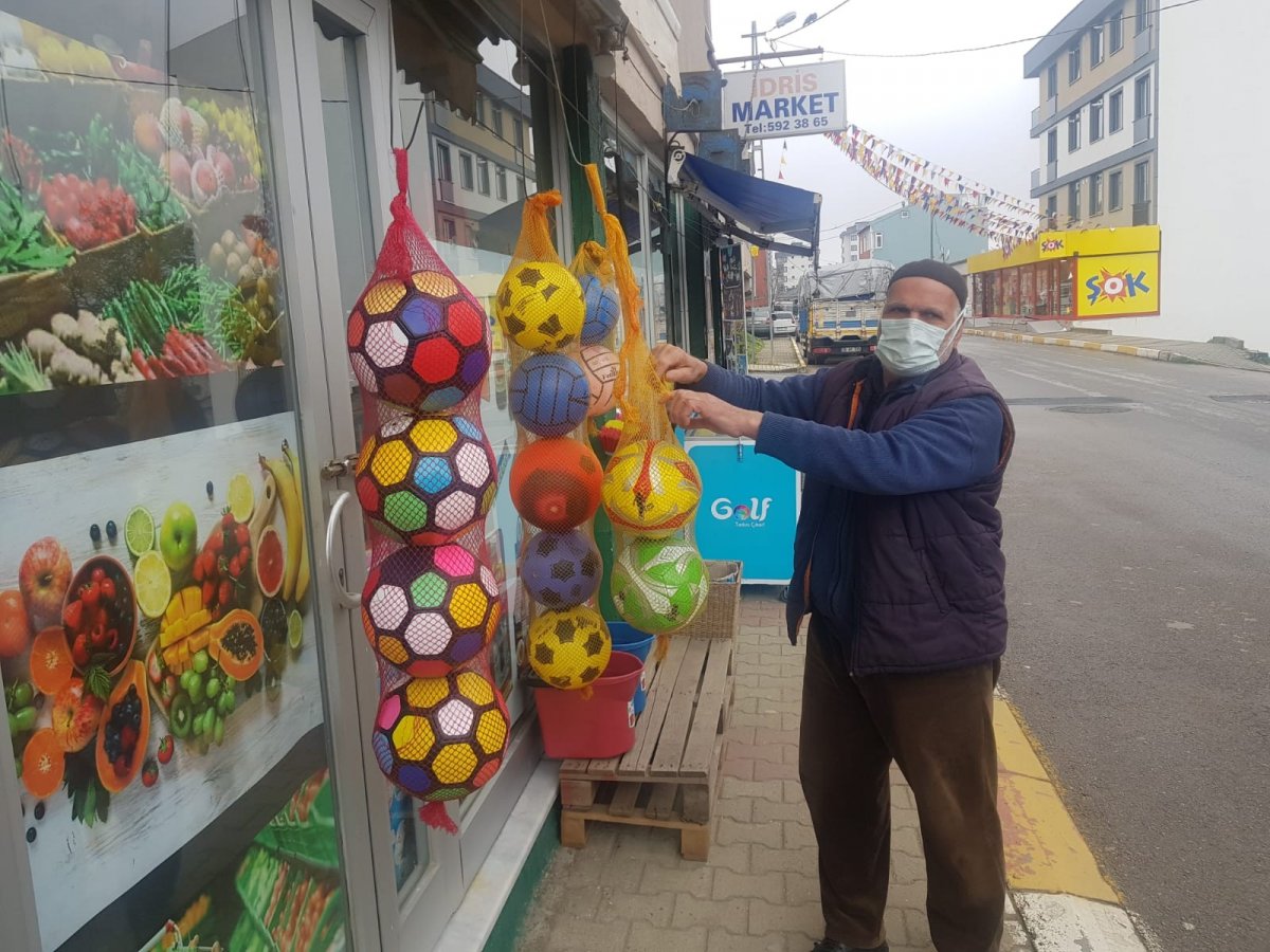 Sultanbeyli’de bakkala gelen 3 hırsız futbol topu çalıp kaçtı