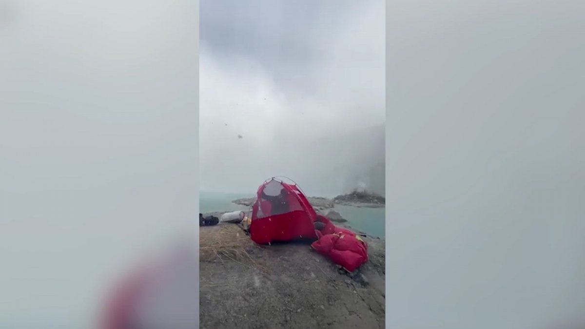 Campers view giant avalanche falling in Nepal #3