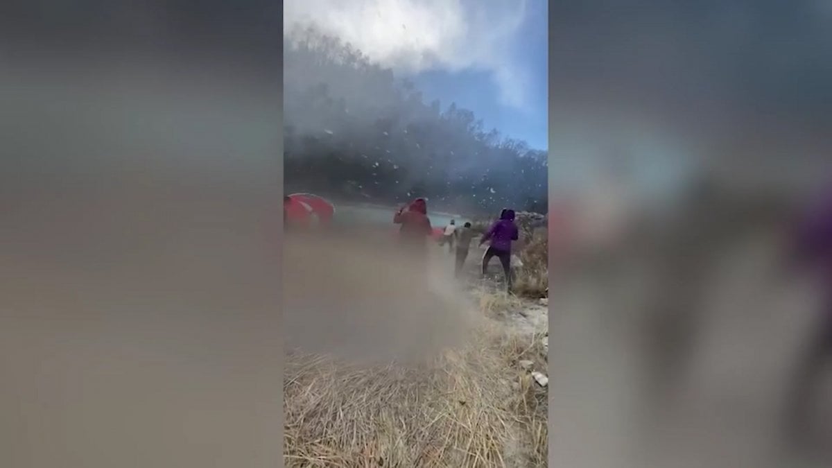 Giant avalanche falling in Nepal was seen by campers #2