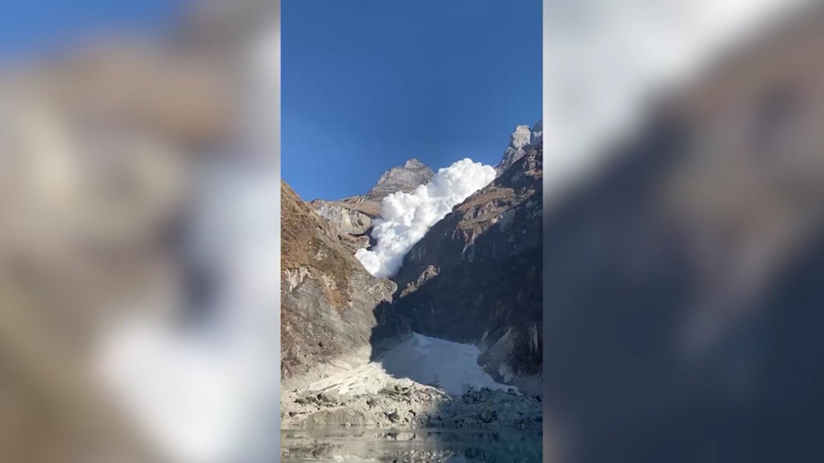 Campers view giant avalanche falling in Nepal #4