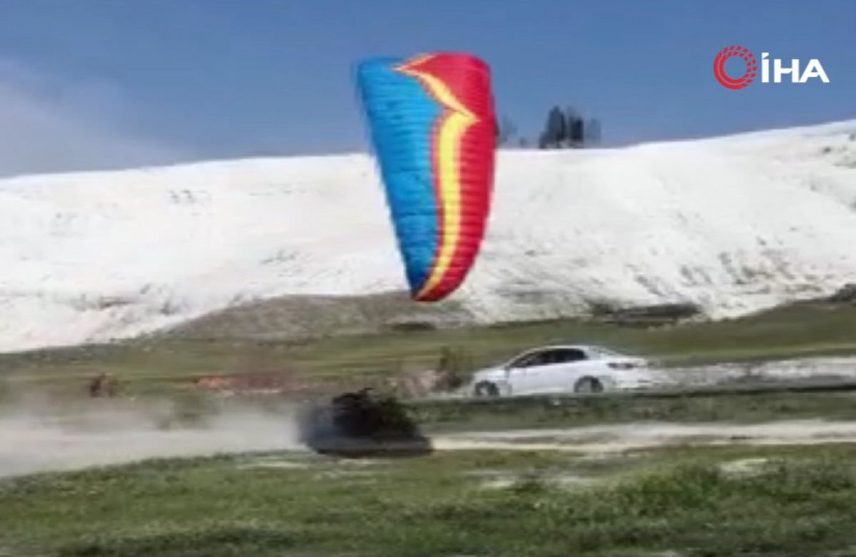 Denizli'de paramotor pilotunun yere çakılma anı