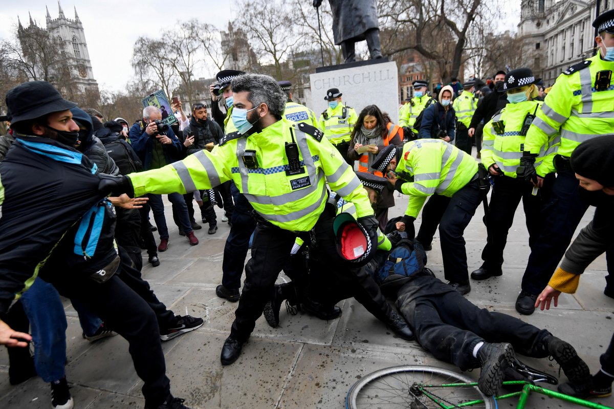 Demonstrators in England faced harsh police intervention #6
