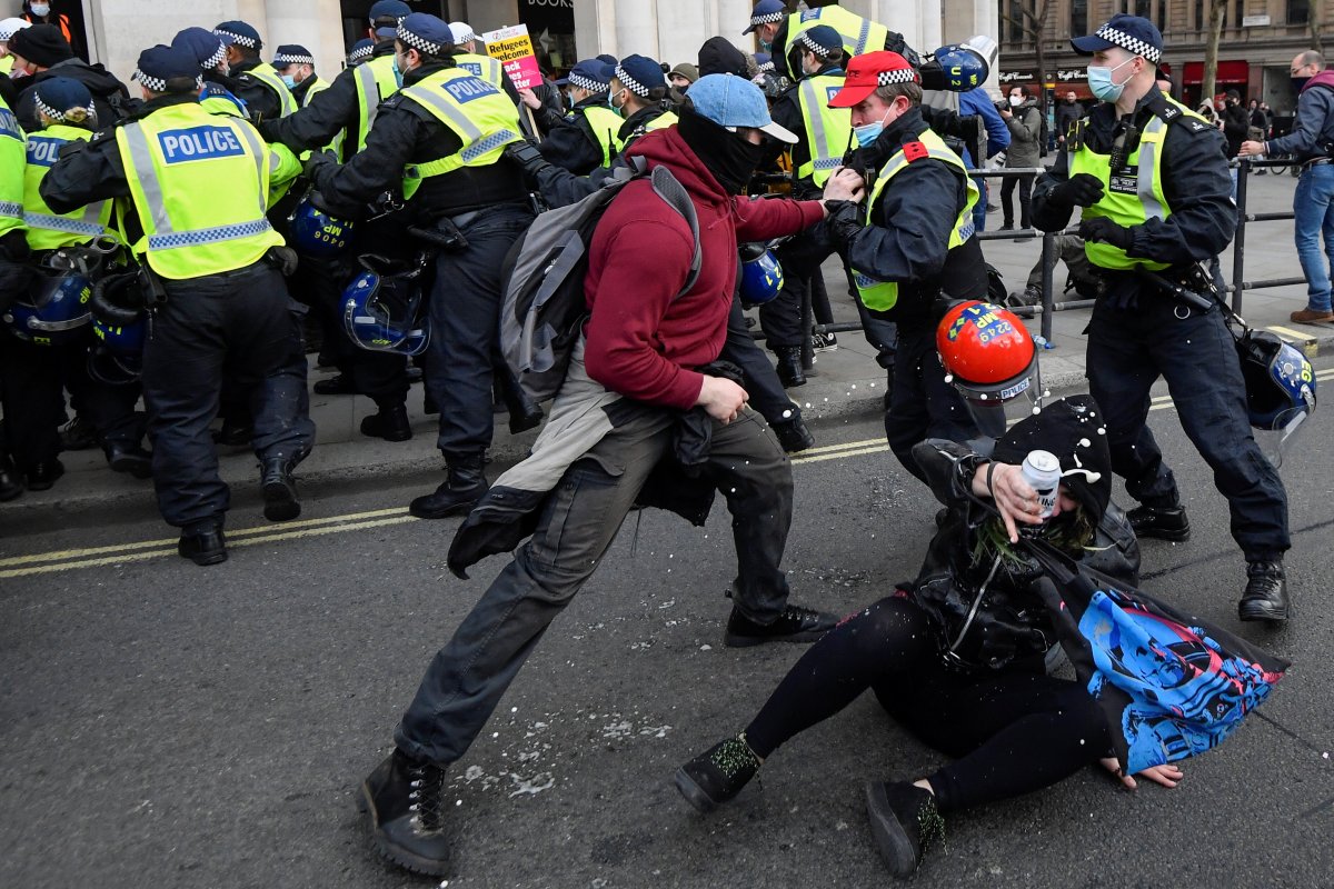 Protesters in England faced harsh police intervention #5