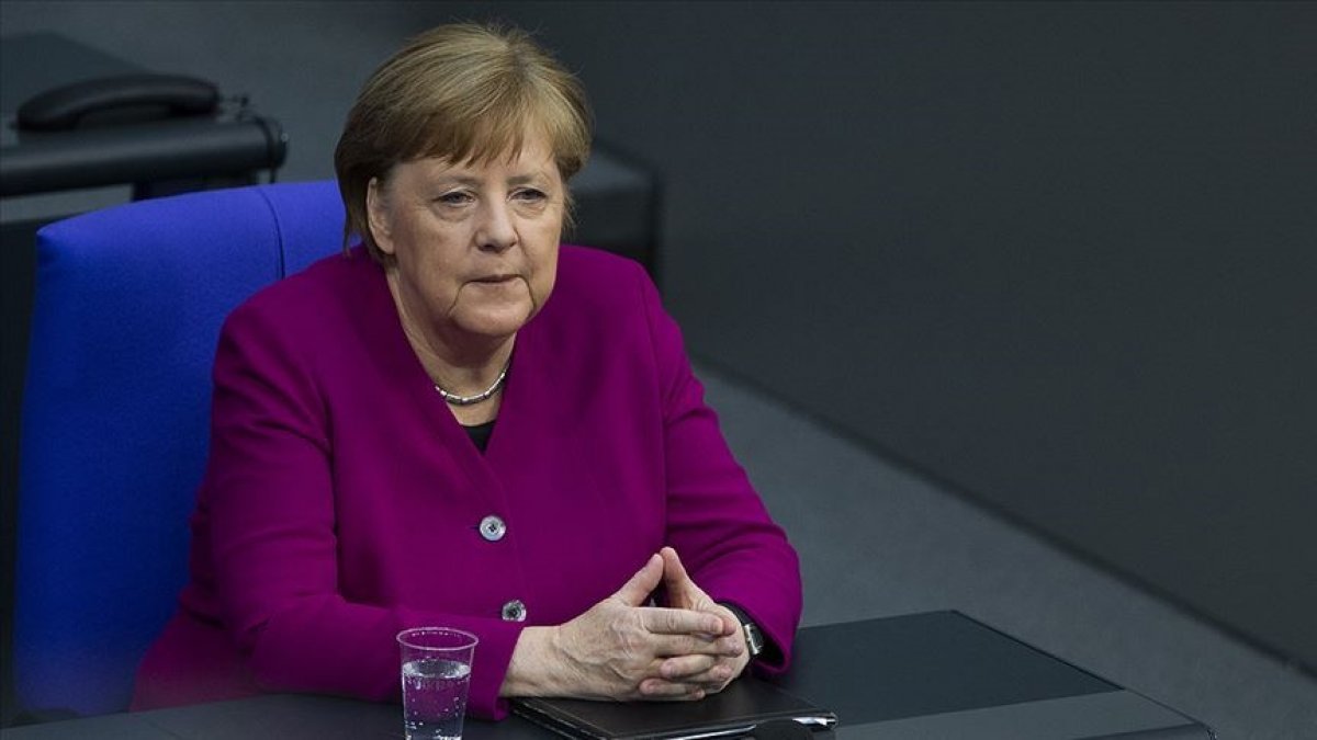 Almanya’da halk, Angela Merkel’in aşı sözüne güvenmiyor