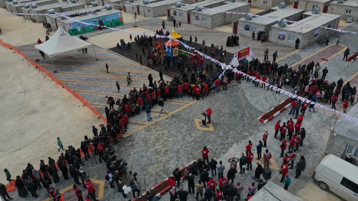 Briket evlerine kavuşan Suriyeli çocuklar, ilk kez parkta oyun oynadı