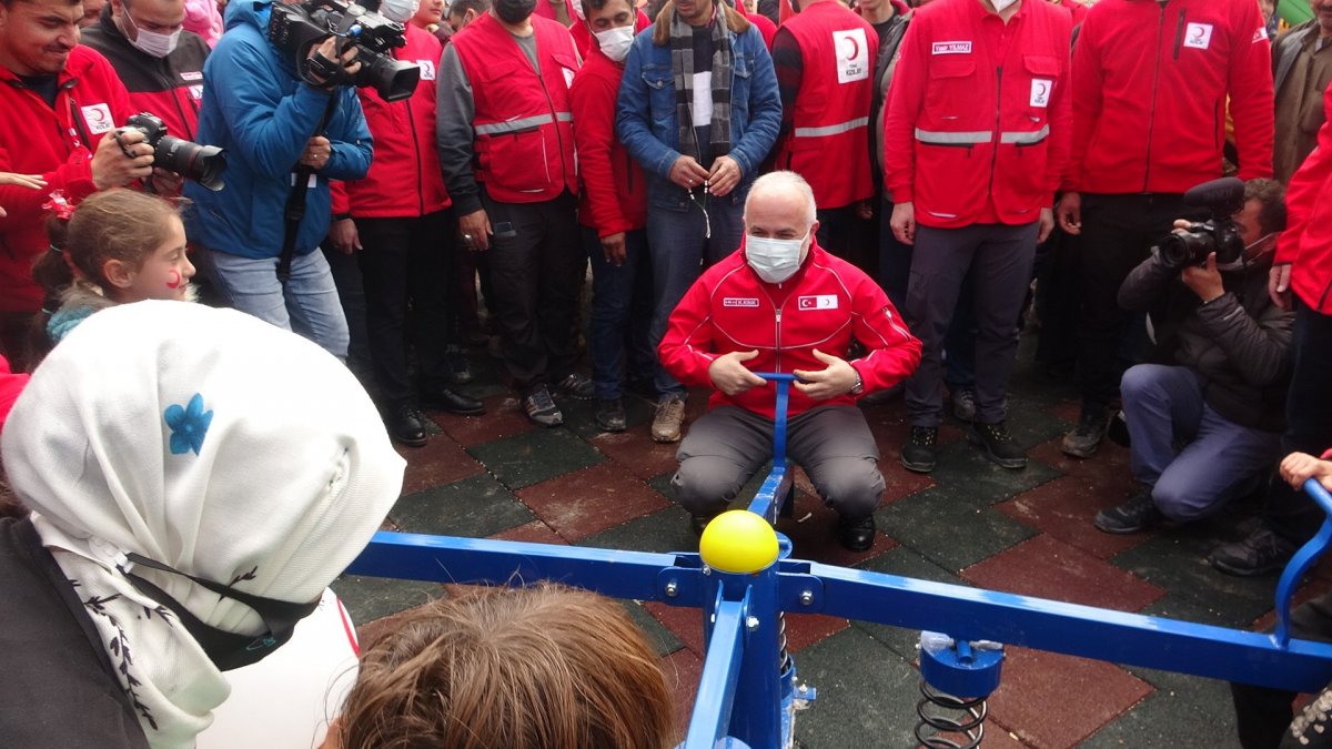 Briket evlerine kavuşan Suriyeli çocuklar, ilk kez parkta oyun oynadı