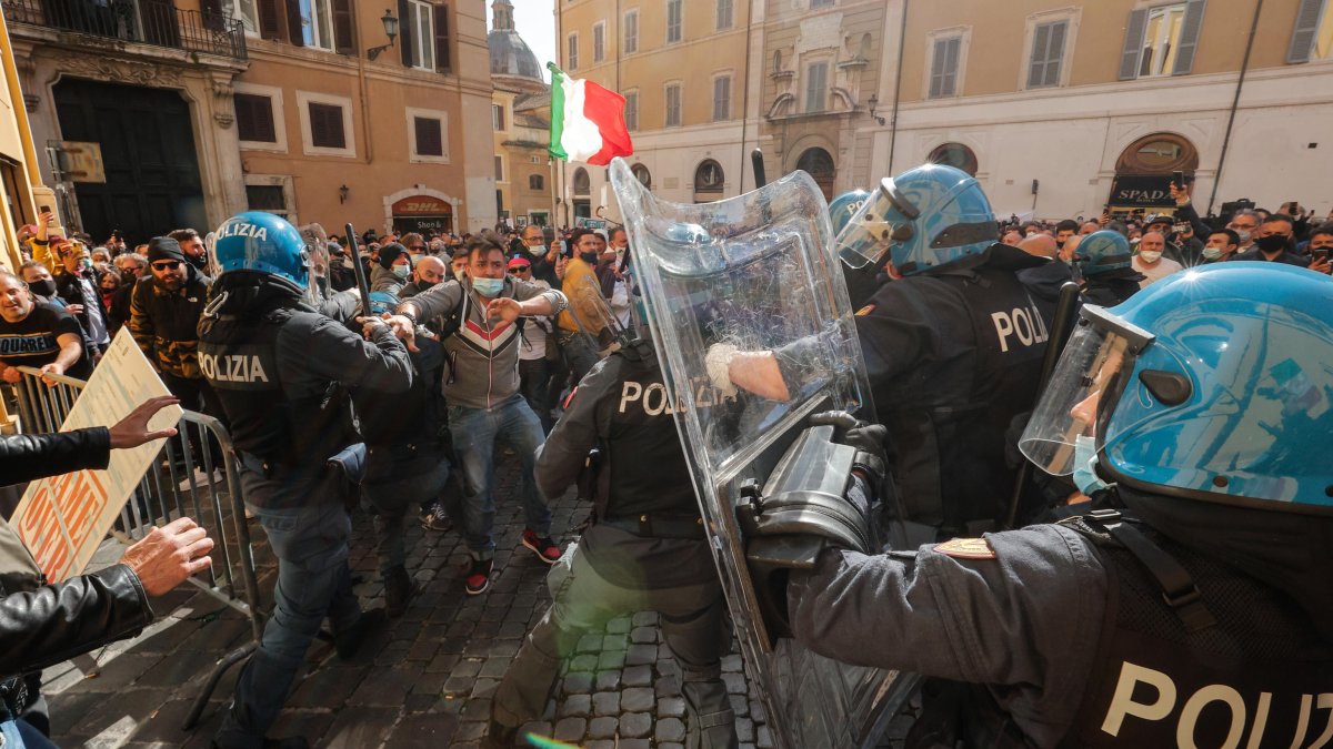 Coronavirus restrictions protested in Rome