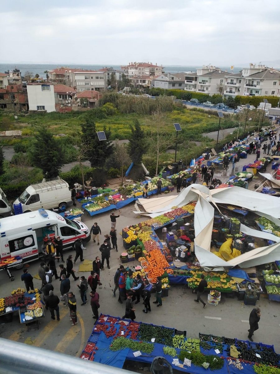 İzmir'de AKM'nin çatısı pazar yerinin üstüne uçtu