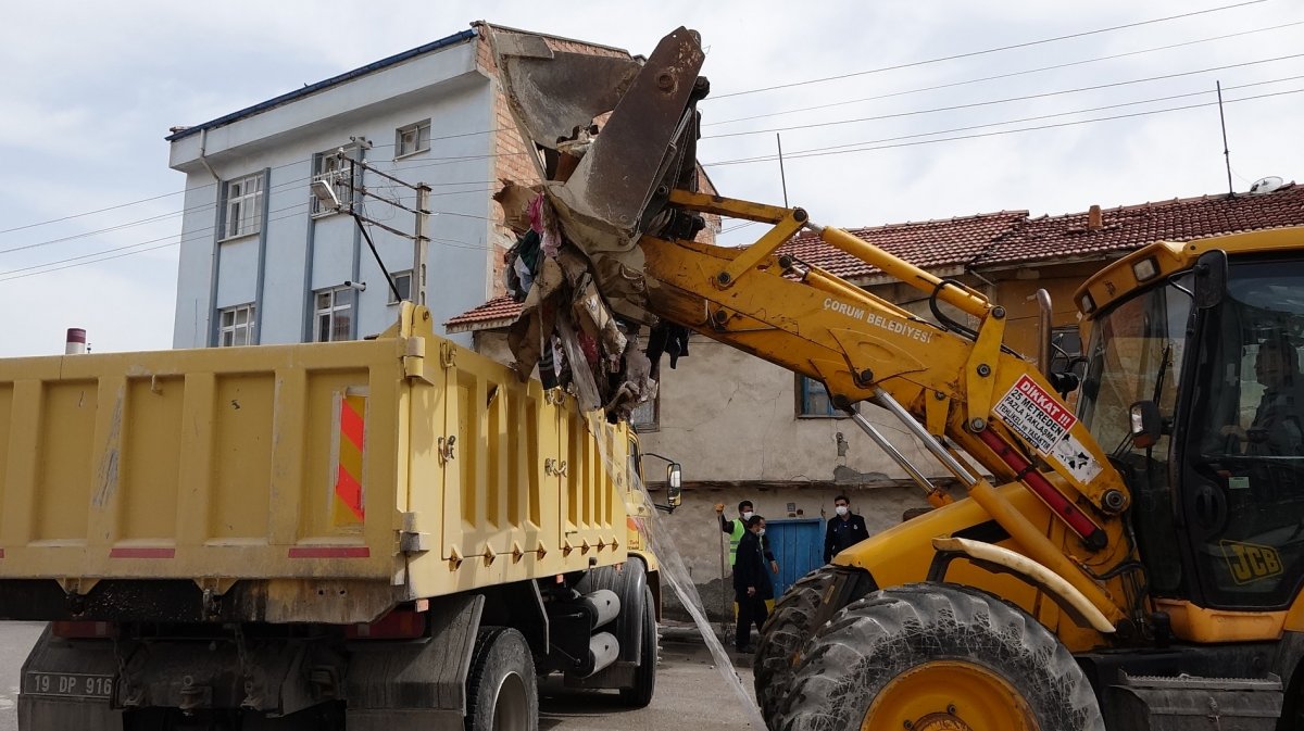 Çorum’daki bir evden 4 kamyon çöp çıktı