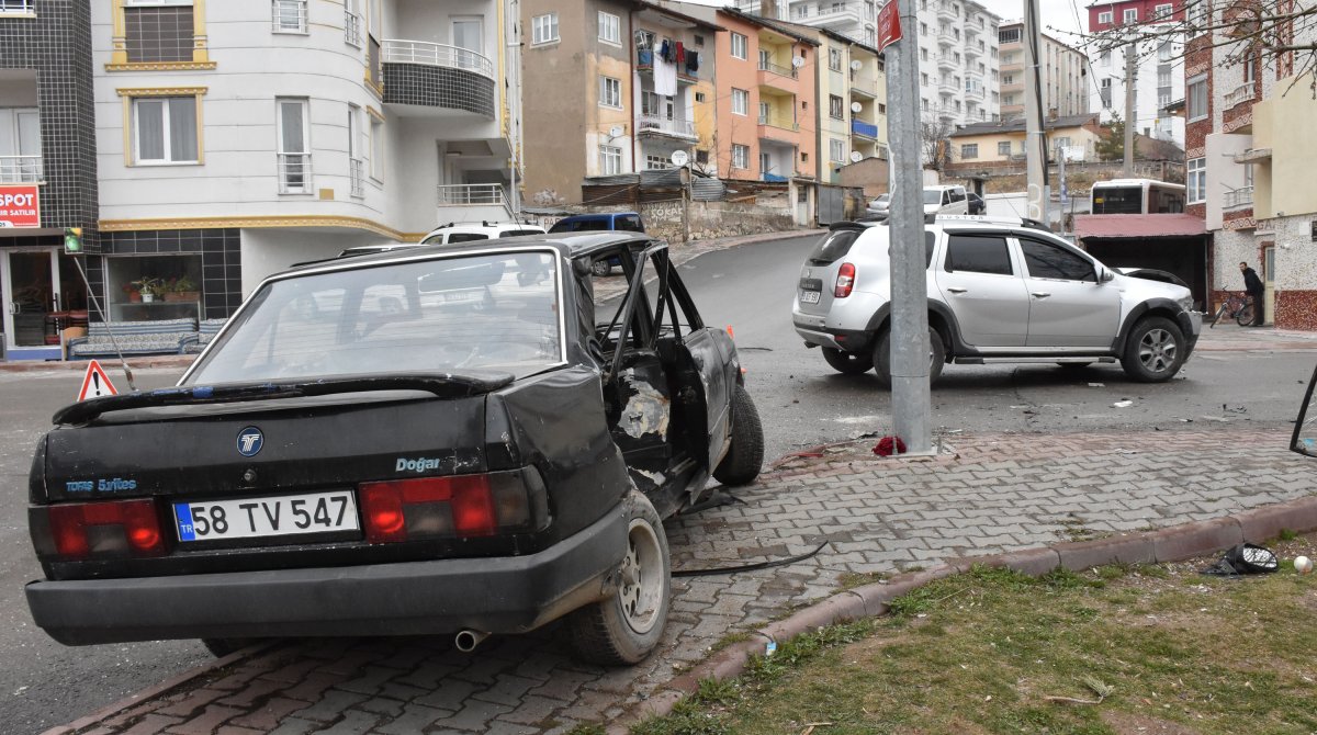 Sivas'ta iki otomobilin çarpıştığı kaza