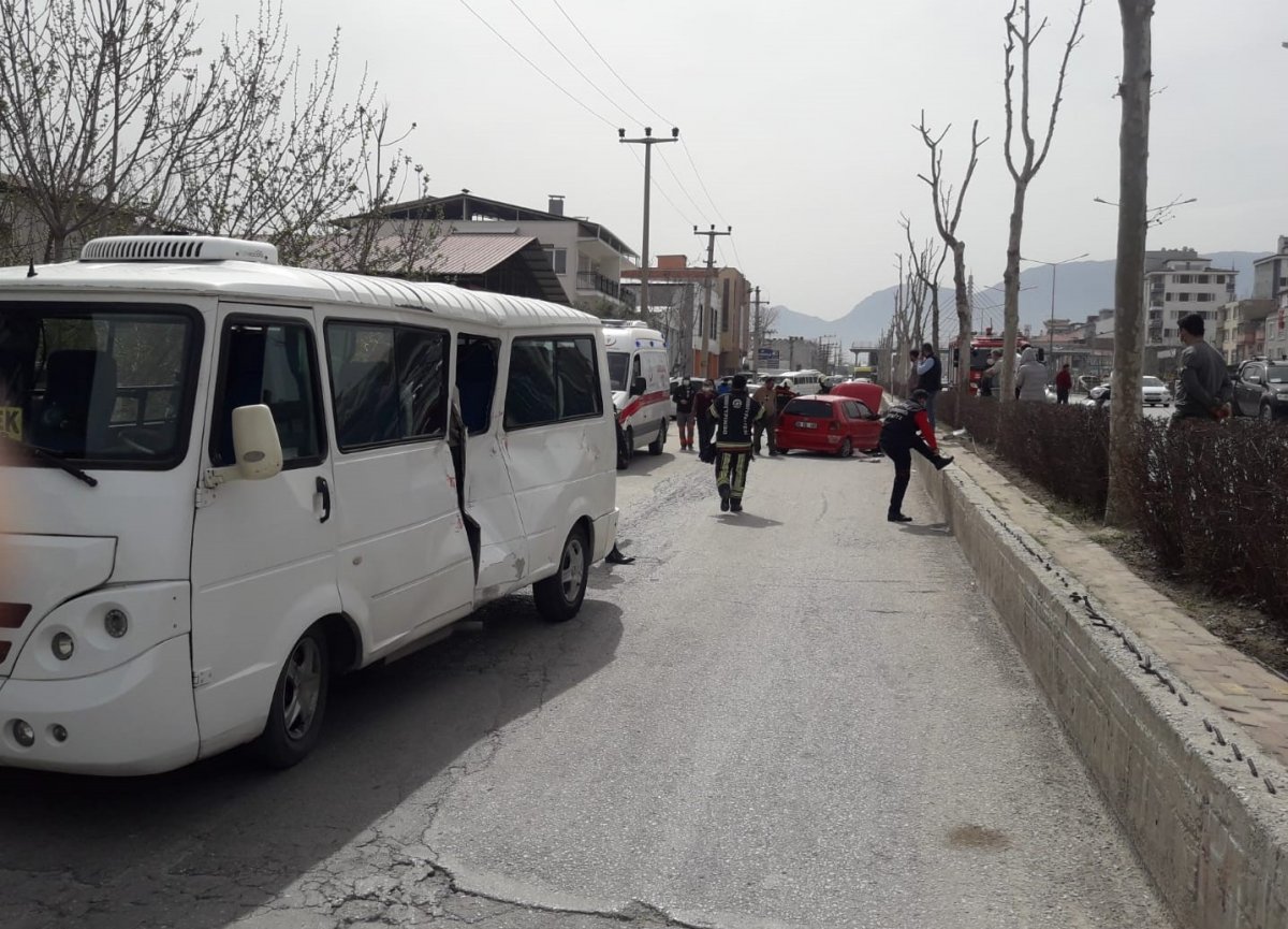 Denizli'de bariyerleri aşıp minibüse çarptı: 7 yaralı