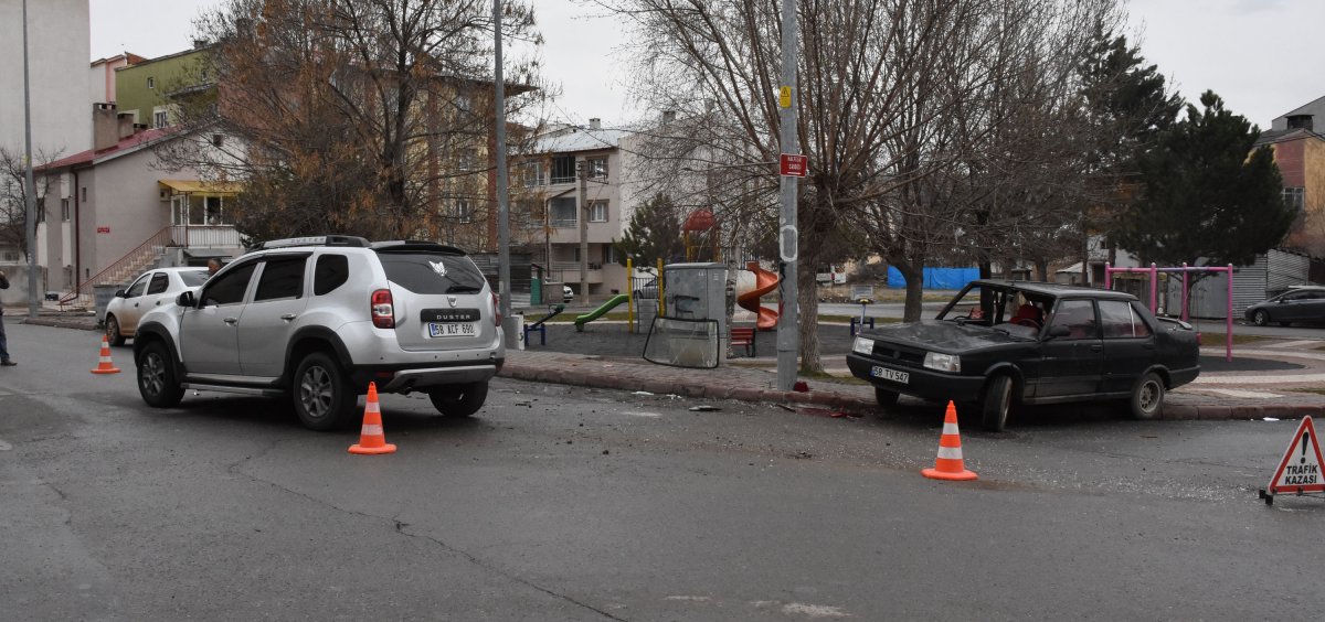 Sivas'ta iki otomobilin çarpıştığı kaza