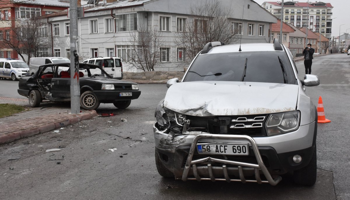 Sivas'ta iki otomobilin çarpıştığı kaza