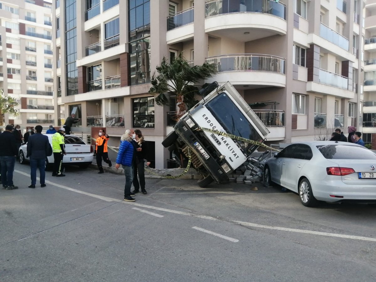 İzmir’de freni boşalan kamyon 2 aracı biçti, istinat duvarını yıktı